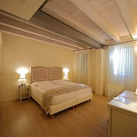 Hotel Moron 3*